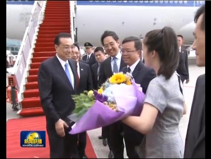 李克强抵达新加坡开始进行正式访问并出席东亚合作领导人系列会议