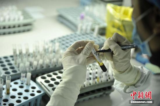 卫健委：全国报告存活艾滋病感染者85万 性传播为主要途径