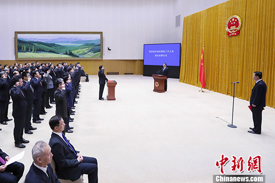 中国国务院举行宪法宣誓仪式 李克强总理监誓