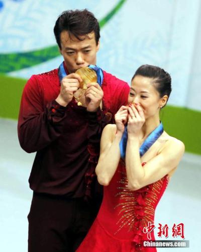 2010年2月15日,温哥华冬奥会花样滑冰双人自由滑比赛,中国选手申雪、赵宏博圆梦折桂。<a target='_blank' href='http://www.chinanews.com/'>中新社</a>记者 盛佳鹏 摄 2010年2月15日,温哥华冬奥会花样滑冰双人自由滑比赛,中国选手申雪、赵宏博圆梦折桂。<a target='_blank' href='http://www.chinanews.com/'>中新社</a>记者 盛佳鹏 摄
