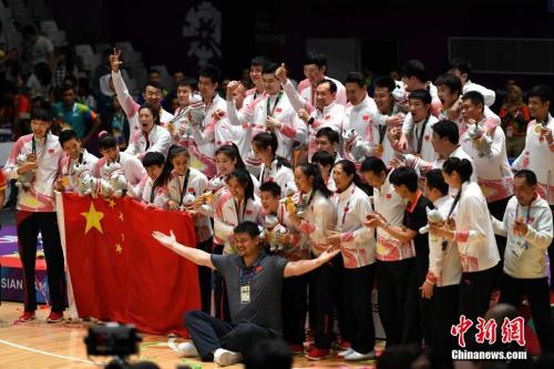 雅加达亚运会,中国男、女篮再度包揽亚运会双冠。图为姚明与男、女队运动员教练员合影留念。<a target='_blank' href='http://www.chinanews.com/'>中新社</a>记者 王东明 摄 雅加达亚运会,中国男、女篮再度包揽亚运会双冠。图为姚明与男、女队运动员教练员合影留念。<a target='_blank' href='http://www.chinanews.com/'>中新社</a>记者 王东明 摄
