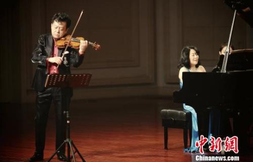 资料图:盛中国携夫人濑田裕子在天津演出。<a target='_blank' href='http://www.chinanews.com/'>中新社</a>发 佟郁 摄 资料图:盛中国携夫人濑田裕子在天津演出。<a target='_blank' href='http://www.chinanews.com/'>中新社</a>发 佟郁 摄