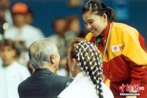图为1992年8月5日,萨马兰奇向取得奥运乒乓球女子单打冠军的邓亚萍表示祝贺,并亲自为她颁奖。<a target='_blank' href='http://www.chinanews.com/'>中新社</a>记者 赵伟 摄 图为1992年8月5日,萨马兰奇向取得奥运乒乓球女子单打冠军的邓亚萍表示祝贺,并亲自为她颁奖。<a target='_blank' href='http://www.chinanews.com/'>中新社</a>记者 赵伟 摄