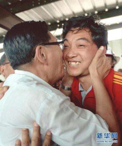 图为1984年7月29日,许海峰(右)在夺冠后接受祝贺。 新华社发 图片来源:新华网 图为1984年7月29日,许海峰(右)在夺冠后接受祝贺。 新华社发 图片来源:新华网