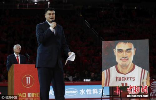 姚明的整个NBA生涯都在火箭队度过,而且他入选了历届全明星赛。图为姚明在退役仪式现场发表感言。 图片来源:视觉中国 姚明的整个NBA生涯都在火箭队度过,而且他入选了历届全明星赛。图为姚明在退役仪式现场发表感言。 图片来源:视觉中国
