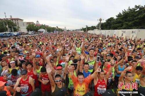 2018北京马拉松赛3万余名跑者参加了比赛。<a target='_blank' href='http://www.chinanews.com/'>中新社</a>记者 盛佳鹏 摄 2018北京马拉松赛3万余名跑者参加了比赛。<a target='_blank' href='http://www.chinanews.com/'>中新社</a>记者 盛佳鹏 摄