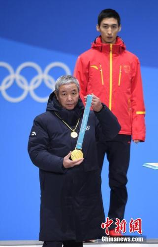 平昌冬奥会,国际奥委会副主席于再清为武大靖颁奖。(资料图)<a target='_blank' href='http://www.chinanews.com/'>中新社</a>记者 崔楠 摄 平昌冬奥会,国际奥委会副主席于再清为武大靖颁奖。(资料图)<a target='_blank' href='http://www.chinanews.com/'>中新社</a>记者 崔楠 摄