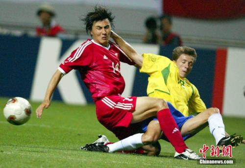 2002年韩日世界杯,中国男足历史上首次闯入世界杯决赛圈,6月8日,中国队在韩国西归浦世界杯体育场与世界劲旅巴西队对阵。<a target='_blank' href='http://www.chinanews.com/'>中新社</a>记者 毛建军 摄 2002年韩日世界杯,中国男足历史上首次闯入世界杯决赛圈,6月8日,中国队在韩国西归浦世界杯体育场与世界劲旅巴西队对阵。<a target='_blank' href='http://www.chinanews.com/'>中新社</a>记者 毛建军 摄