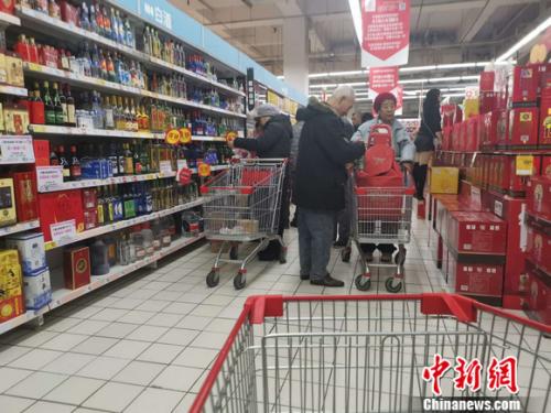 图为超市里的烟酒区。 谢艺观 摄