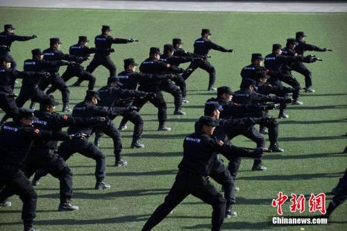 资料图:吐鲁番市组织公安机关开展综合技能训练。艾尔肯 摄 资料图:吐鲁番市组织公安机关开展综合技能训练。艾尔肯 摄