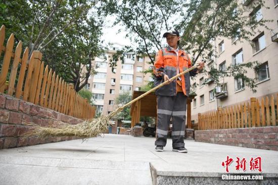 收入低、工作苦、职业病缠身…纾解环卫工生存痛点