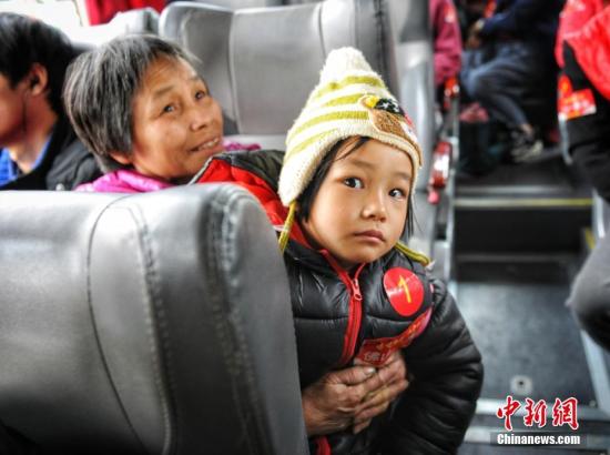 1月21日，2019全国春运启动，广东石油为骑摩托车返乡的市民家属，以及困难人群安排了免费大巴车，并配备志愿者随车为他们进行服务。据悉，今年共有15辆免费大巴车负责运送在广东务工人员返乡过节，车上大多乘客都是骑手的父母和孩子。<a target='_blank' href='http://www.chinanews.com/' >中新网</a>记者 李霈韵 摄