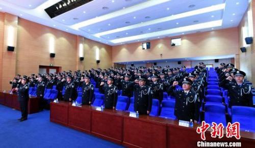 公安边防、警卫部队举行集体换装和入警宣誓仪式
