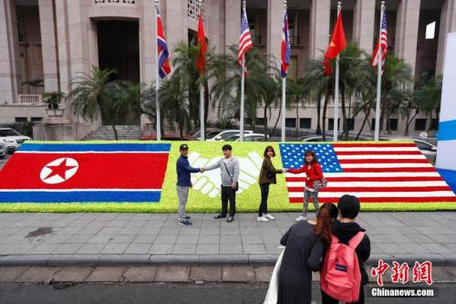 当地时间2月26日,越南首都河内,民众在“金特会”造型花坛前握手合影。朝美领导人第二次会晤将于2月27日-28日在越南首都河内举行。<a target='_blank' href='http://www.chinanews.com/'>中新社</a>记者 富田 摄 当地时间2月26日,越南首都河内,民众在“金特会”造型花坛前握手合影。朝美领导人第二次会晤将于2月27日-28日在越南首都河内举行。<a target='_blank' href='http://www.chinanews.com/'>中新社</a>记者 富田 摄
