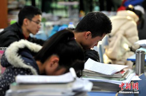 学子为考研紧张复习。<a target='_blank' href='http://www.chinanews.com/'>中新社</a>记者 张斌 摄