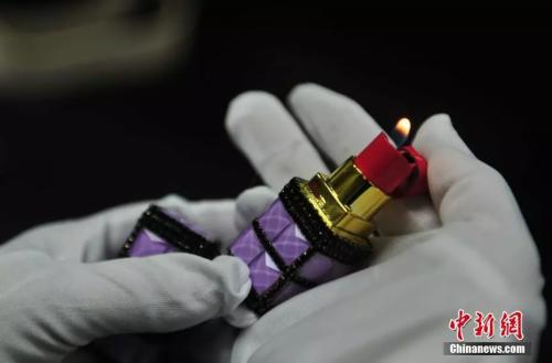 资料图：沈阳桃仙国际机场安检中心工作人员展示口红打火机。<a target='_blank' href='http://www.chinanews.com/'>中新社</a>记者 于海洋 摄