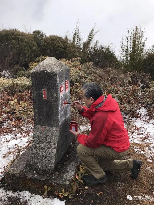 王毅徒步巡查“共和国1号碑” 为“中国”两字描红