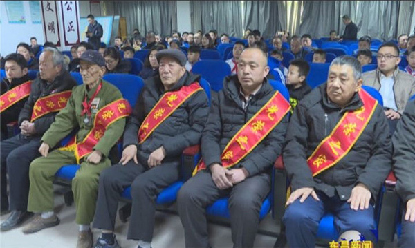 我区为烈属军属和退役军人家庭悬挂光荣牌