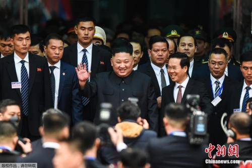 资料图:当地时间2月26日早晨,朝鲜最高领导人金正恩乘坐的列车抵达越南边境火车站。 资料图:当地时间2月26日早晨,朝鲜最高领导人金正恩乘坐的列车抵达越南边境火车站。