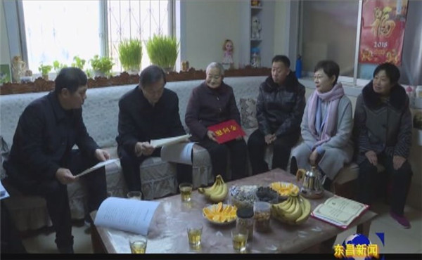 田中俊来我区走访慰问归侨和外派教师家属