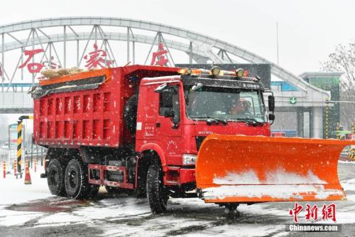 2月14日,河北石家庄一高速上道口处,除雪车准备工作。<a target='_blank' href='http://www.chinanews.com/'>中新社</a>记者 翟羽佳 摄 2月14日,河北石家庄一高速上道口处,除雪车准备工作。<a target='_blank' href='http://www.chinanews.com/'>中新社</a>记者 翟羽佳 摄