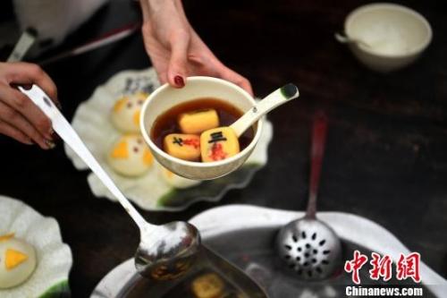 资料图：汤圆制作成一颗颗麻将的样式。 陈超 摄
