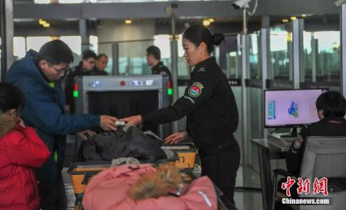 资料图：机场安检中心工作人员在安检旅客物品。<a target='_blank' href='http://www.chinanews.com/'>中新社</a>记者 于海洋 摄
