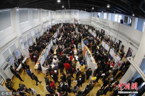 春节过后，天津，泰达人才市场举行首场大型招聘会。图片来源：视觉中国