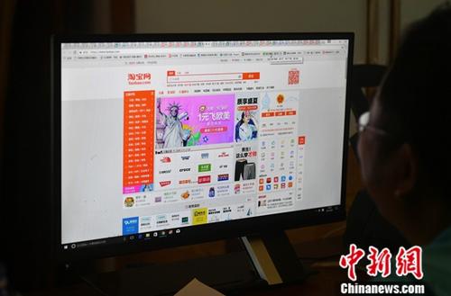 网购年货、微信拜年 被智能手机改变的乡镇春节