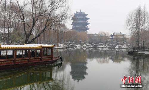 2月14日,济南大明湖,游客乘船赏雪。<a target='_blank' href='http://www.chinanews.com/'>中新社</a>记者 张勇 摄 2月14日,济南大明湖,游客乘船赏雪。<a target='_blank' href='http://www.chinanews.com/'>中新社</a>记者 张勇 摄