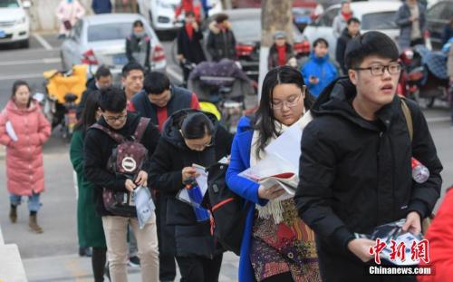 2019年考研期间，山东济南考点的学子排队进入考场。<a target='_blank' href='http://www.chinanews.com/'>中新社</a>记者 张勇 摄