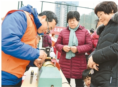 多个城市改进便民服务：便民小修摊，不说“再见”