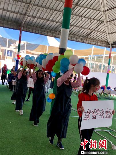 沙迦伊本哈顿特教学校欢迎中国代表团的到来。 王祖敏 摄