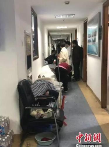 伤者排到了医院的走廊上。 谷华 摄