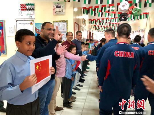 中国特奥代表团部分成员走进沙迦伊本哈顿特教学校。 王祖敏 摄