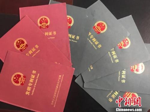 资料图：甘肃发明专利书。 艾庆龙 摄