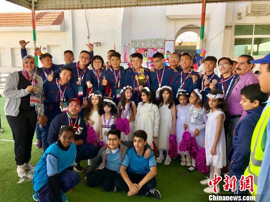中国特奥队的队员、教练与伊本哈顿学校的师生合影。 王祖敏 摄
