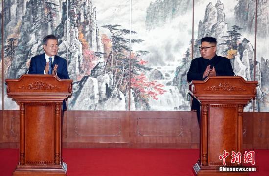 资料图:朝鲜最高领导人金正恩(右)与韩国总统文在寅会晤。<a target='_blank' href='http://www.chinanews.com/'>中新社</a>发 平壤联合采访团供图 资料图:朝鲜最高领导人金正恩(右)与韩国总统文在寅会晤。<a target='_blank' href='http://www.chinanews.com/'>中新社</a>发 平壤联合采访团供图