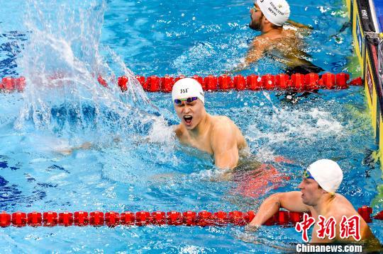 孙杨在比赛中 陈骥旻 摄 孙杨在比赛中 陈骥旻 摄