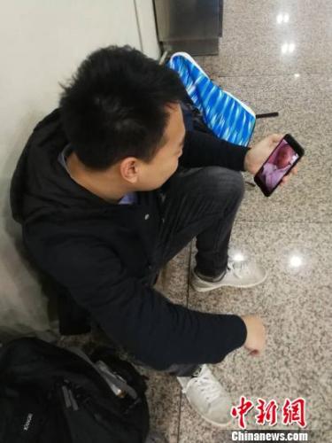 民警蹲候车厅与女儿视频 现场既温暖又心酸