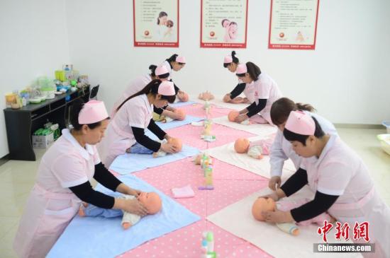 月嫂“乱证”迷人眼：7天速成拿证 培训10天可接单