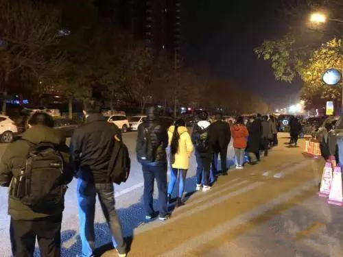 资料图：早上5:30排队乘车的上班族。 冷昊阳 摄