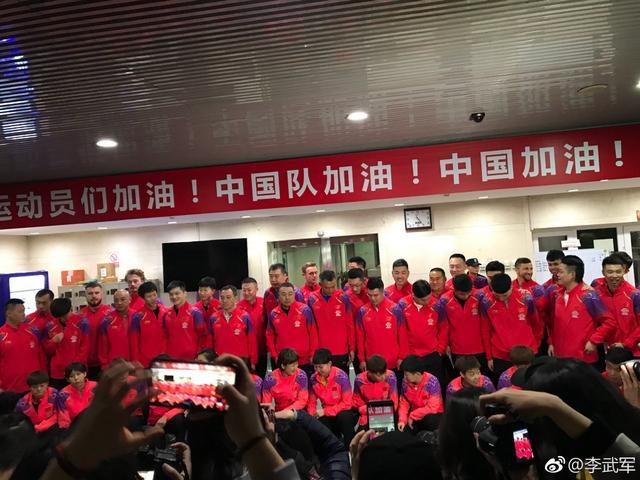 国乒出征世乒赛“全家福”曝光：刘国梁站C位