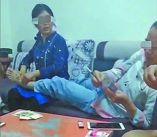 免职半个多月后 赌博时让女副乡长按摩的党委书记被抓
