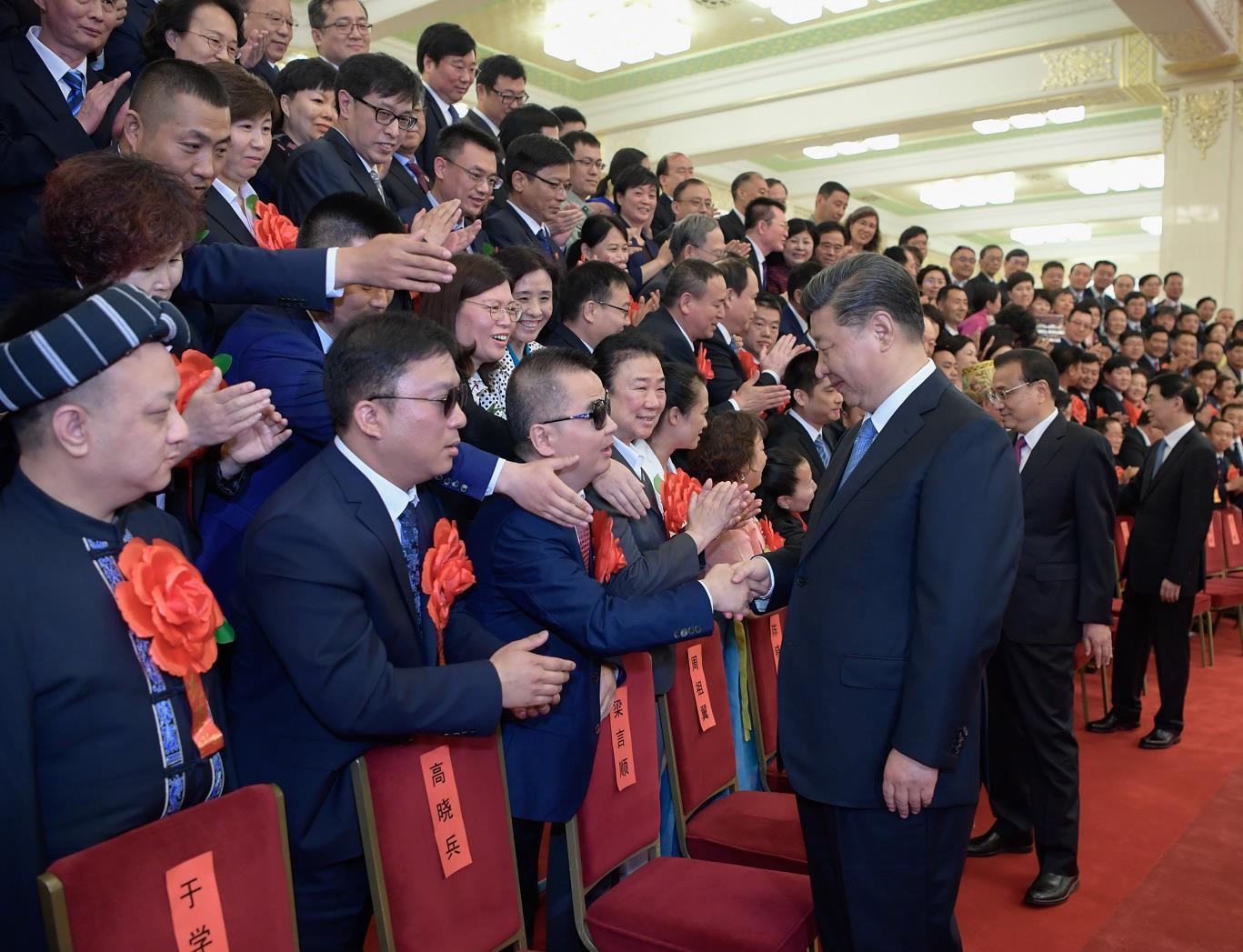 习近平会见第六次全国自强模范暨助残先进表彰大会代表
