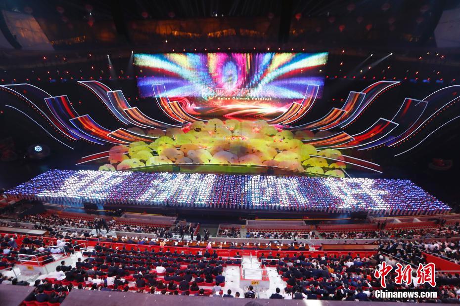 习近平和彭丽媛同出席亚洲文明对话大会的外方领导人夫妇共同出席亚洲文化嘉年华活动