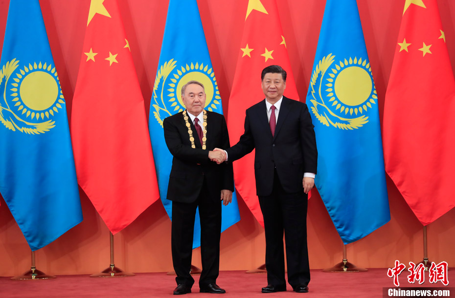 4月28日,中国国家主席习近平在北京人民大会堂中央大厅为哈萨克斯坦首任总统纳扎尔巴耶夫举行“友谊勋章”颁授仪式。<a target='_blank' href='http://www.chinanews.com/'>中新社</a>记者 杜洋 摄 4月28日,中国国家主席习近平在北京人民大会堂中央大厅为哈萨克斯坦首任总统纳扎尔巴耶夫举行“友谊勋章”颁授仪式。<a target='_blank' href='http://www.chinanews.com/'>中新社</a>记者 杜洋 摄