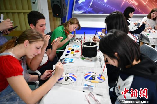 资料图:法国学子绘制出孙悟空、关公、项羽等中国传统人物的脸谱。 唐婉欣 摄 资料图:法国学子绘制出孙悟空、关公、项羽等中国传统人物的脸谱。 唐婉欣 摄