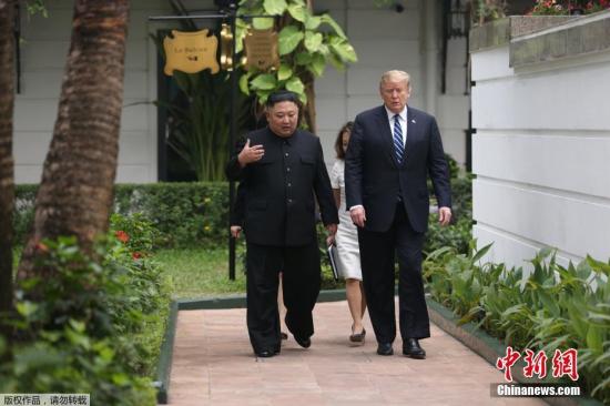 资料图:2019年2月河内“金特会”期间,金正恩与特朗普一对一会谈结束后,一同在花园散了一会步。 资料图:2019年2月河内“金特会”期间,金正恩与特朗普一对一会谈结束后,一同在花园散了一会步。