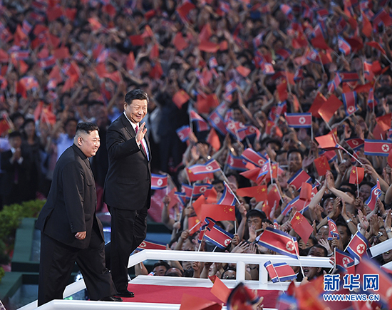 6月20日晚，中共中央总书记、国家主席习近平和夫人彭丽媛在朝鲜劳动党委员长、国务委员会委员长金正恩和夫人李雪主陪同下，在平壤“五一”体育场同朝鲜各界群众一道观看大型团体操和艺术演出。 新华社记者 燕雁 摄 图片来源：新华网